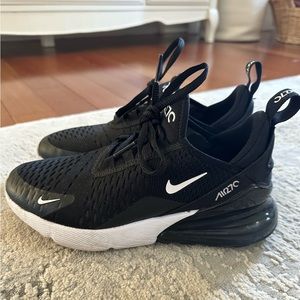 Black Nike Air 270